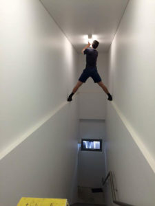 «Mais non, je vais te la changer, moi, cette lampe, tu vas voir!»